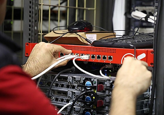 Un trabajador de una de las filiales que Telefónica tiene en España.