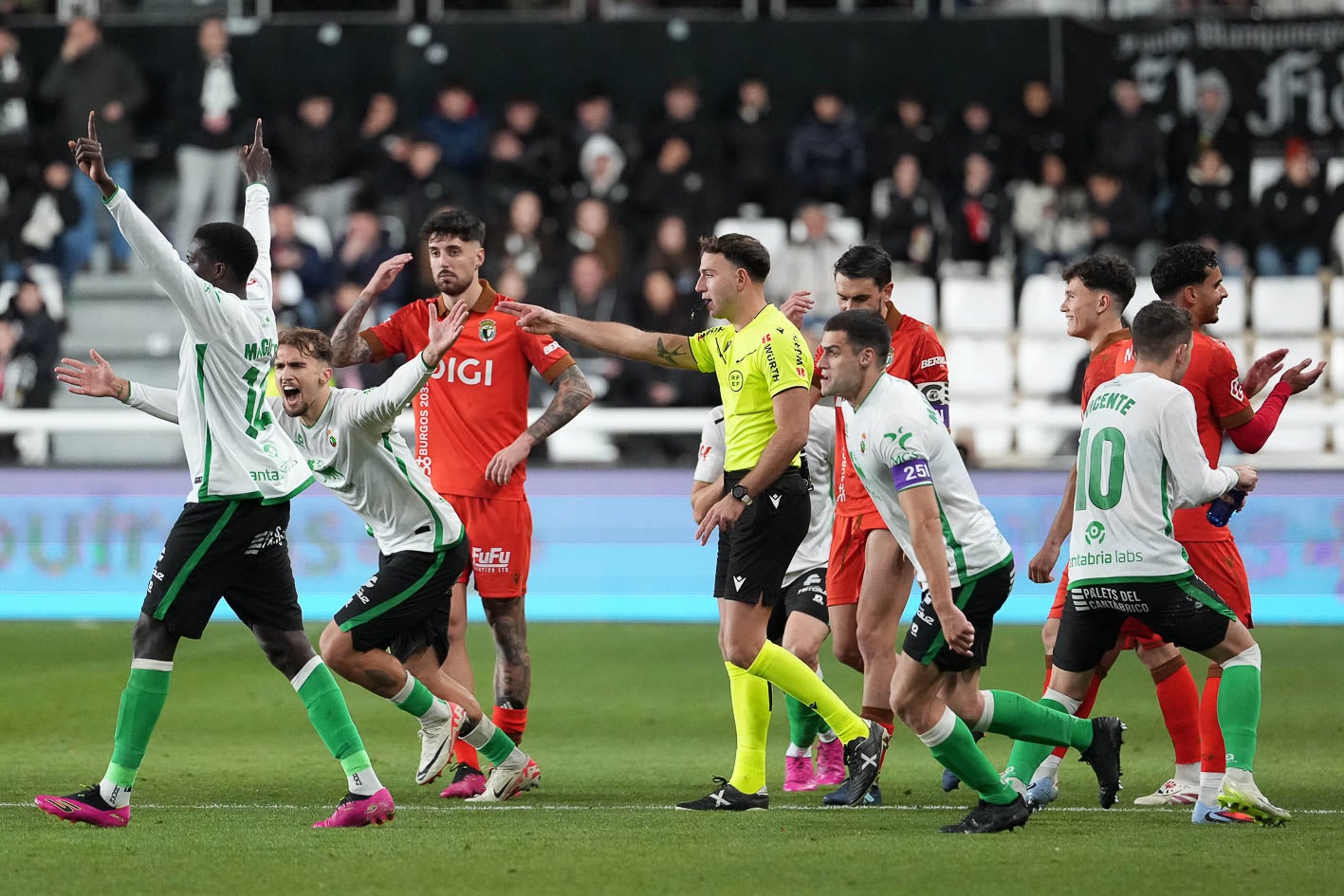 Los jugadores del racing, en el momento en que Bestard concede el gol.