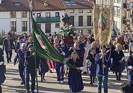 Los cofrades en su tradicional procesión de San Andrés.