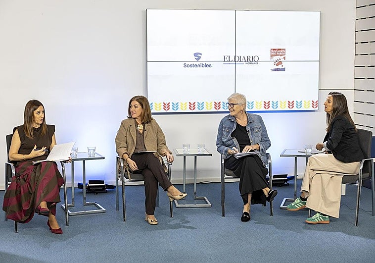Charo Urquiza, Rosa Díaz y Mª Antonia Manzano, durante la mesa redonda moderada por la periodista Saray Ceballos.
