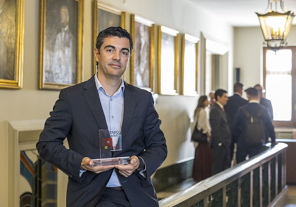 Manuel Lobeira, CEO de Acorde, con el premio Pyme del Año 2025 de Cantabria que la empresa ganó el pasado marzo.