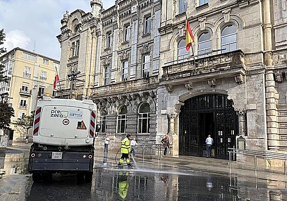 La empresa de limpieza PreZero trata de recuperar la normalidad frente al Ayuntamiento el pasado agosto, tras una jornada de fuertes precipitaciones.