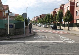 Un peatón atraviesa una de las calles que serán intervenidas.