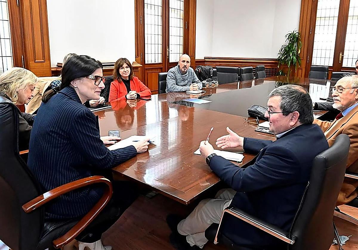 La alcaldesa de Santander, Gema Igual, se reúne con los representantes del Colegio de Agentes Comerciales, el pasado febrero.