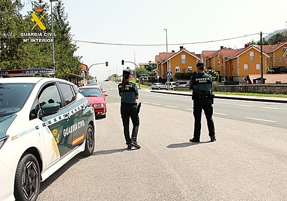 Una patrulla de la Guardia Civil durante un dispositivo preventivo de seguridad ciudadana en Medio Cudeyo.