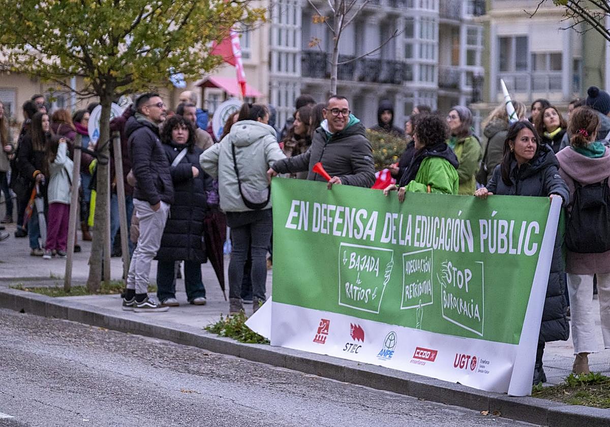 Los sindicatos docentes protestan ante el Parlamento de Cantabria contra la 'cláusula Silva'