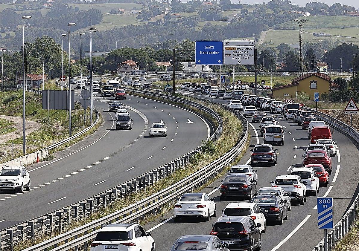 Retención de vehículos en la salida de Polanco tras atravesar el nuevo ramal de Torrelavega.