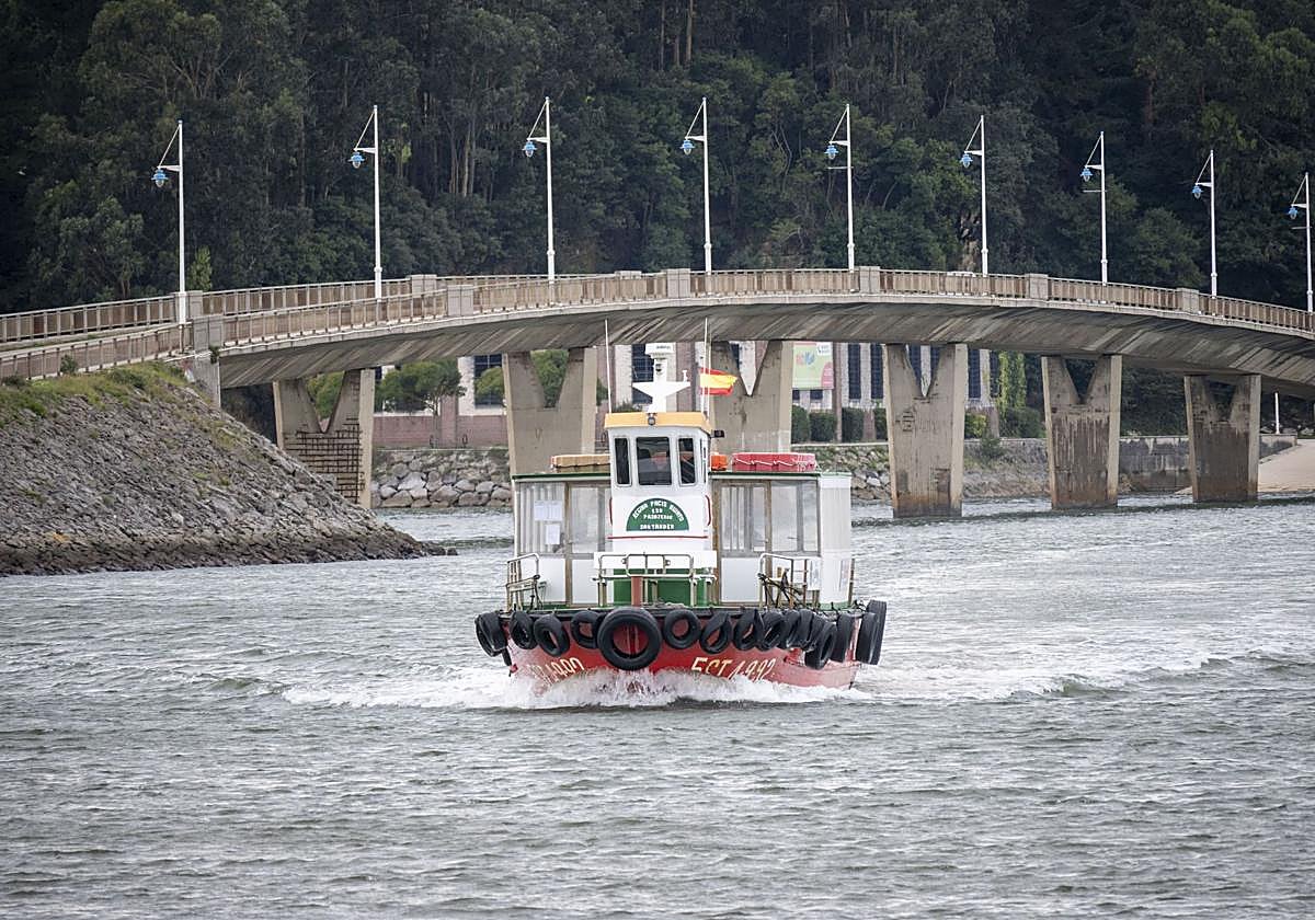 Una pedreñera atraviesa el canal desde el puente de Somo.