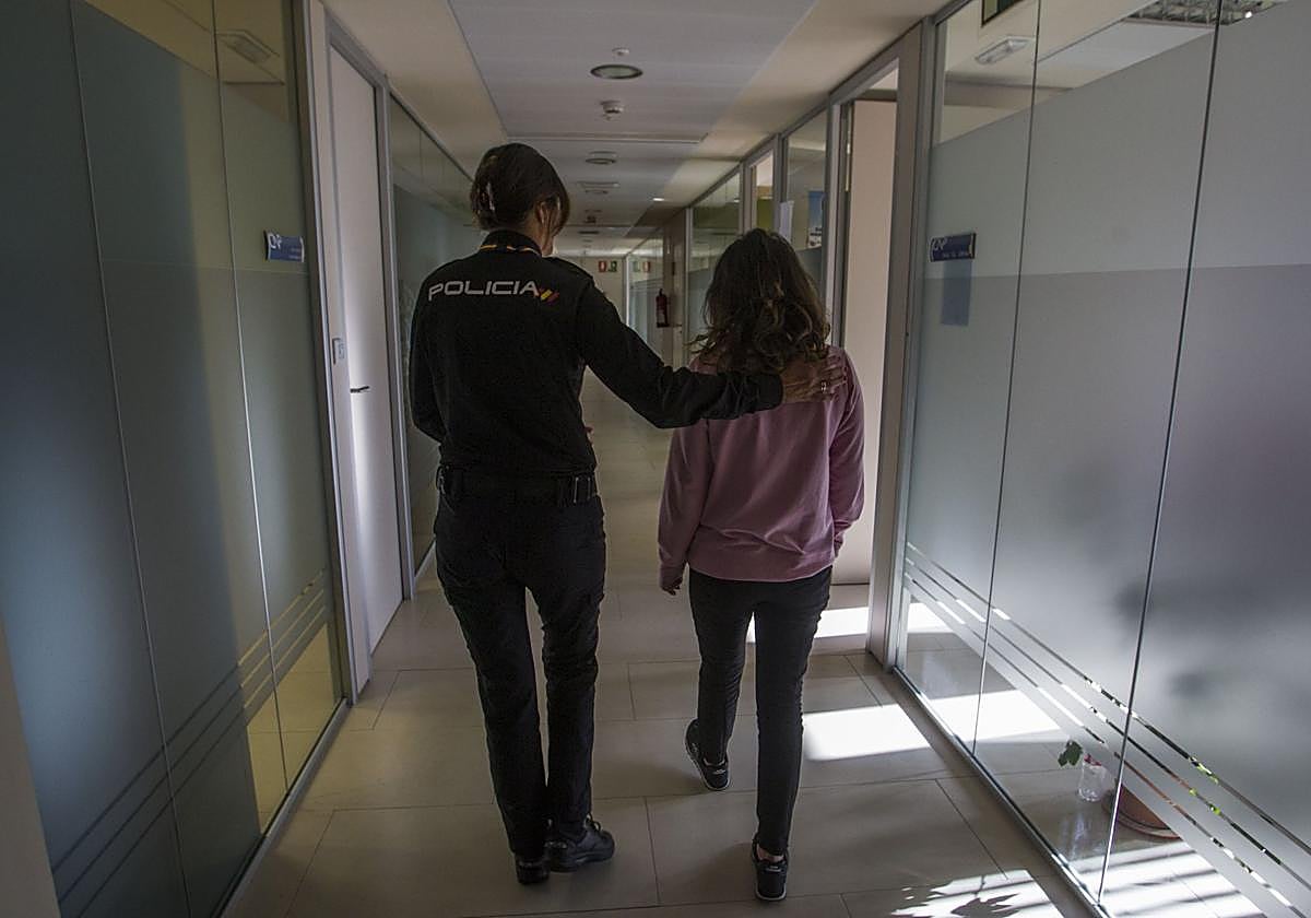 Una agente de la Policía Nacional acompaña a una víctima de violencia machista.