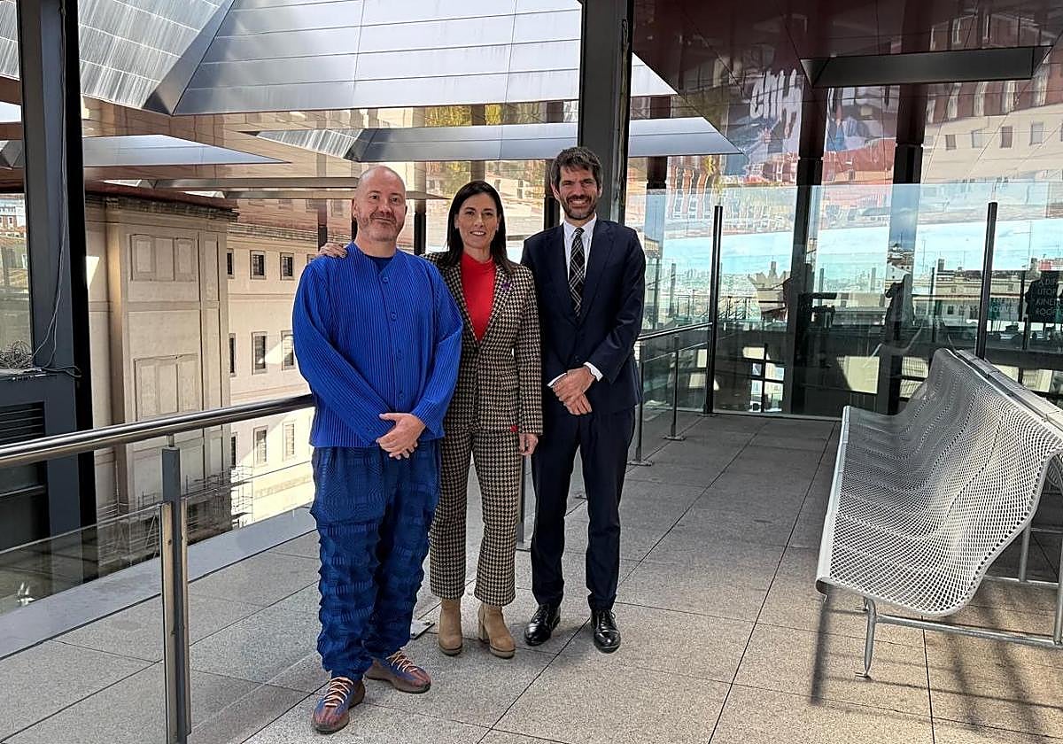 El director del Museo Reina Sofía,Manuel Segader; la alcaldesa, Gema Igual; y el ministro de Cultura, Ernest Urtasun.