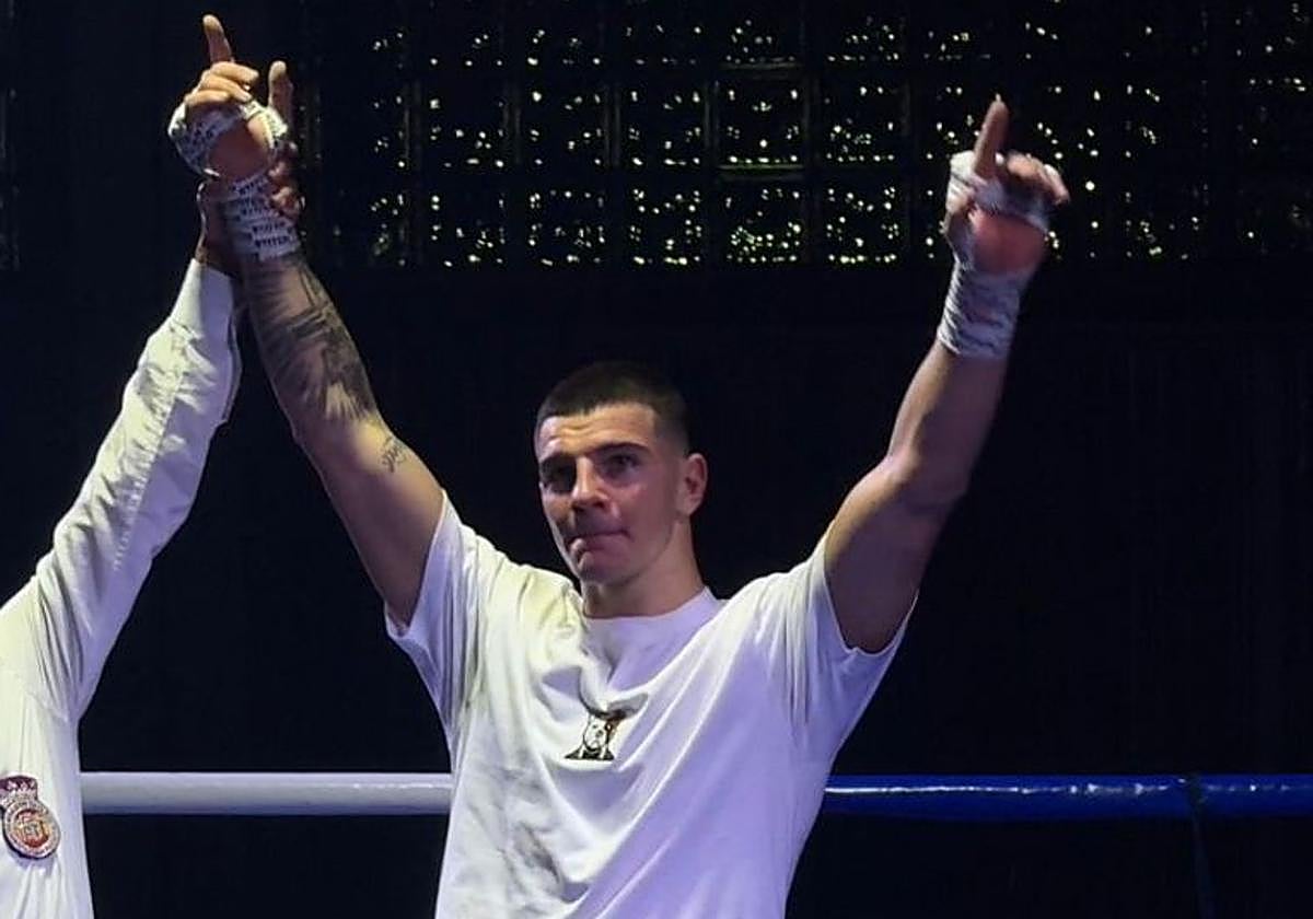 Eduard levanta los barzos en señal de victoria en Revilla.