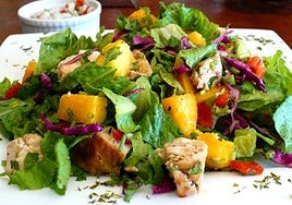 Ensalada de pollo y mango, lista para llevarla a la mesa.