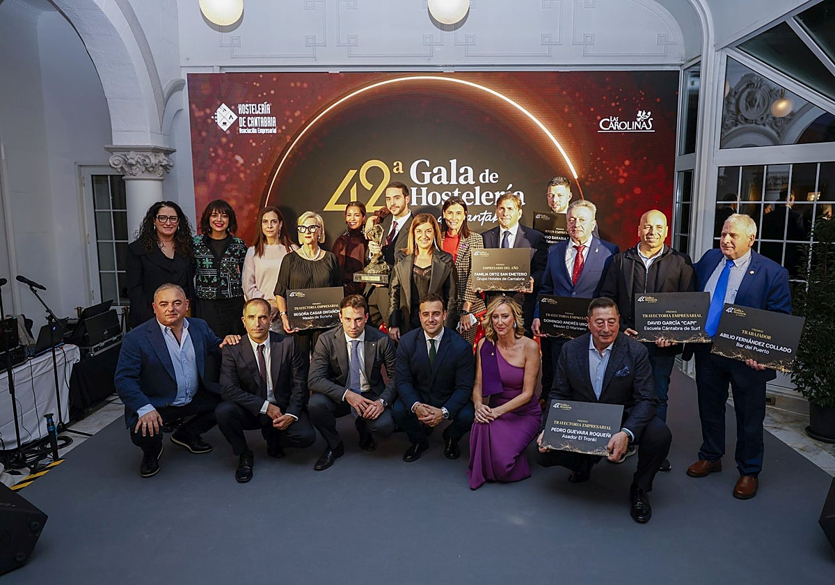 Foto de familia de los premiados en la gala, con directivos de la Asociación de Hostelería de Cantabria y autoridades.