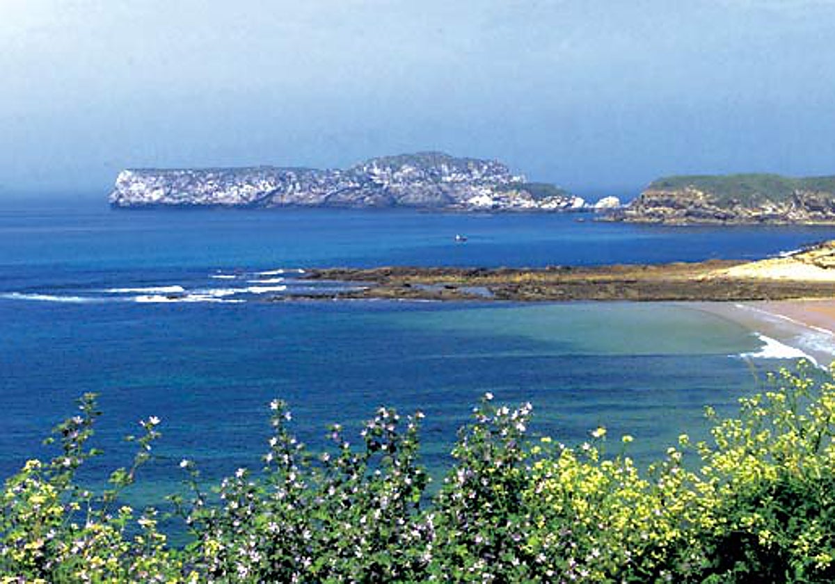 Vista de la isla de los Conejos, en Miengo.