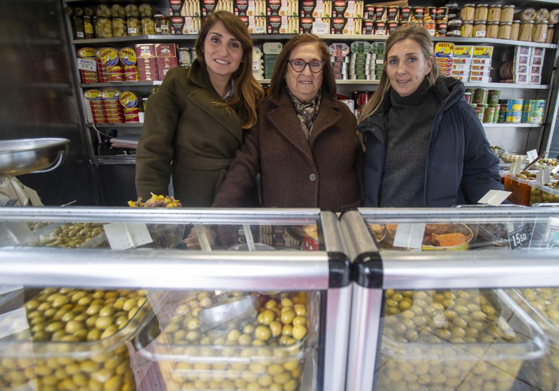 Marta, María José y Laura, en el interior del quiosco.