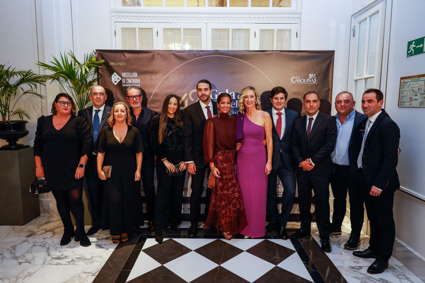 Ángela Granda, Pablo Alonso, Carolina González, Luis Rodríguez, Sara Alonso, Eduardo Lamadrid, Bárbara Gutiérrez, Felipe Santillana, Eneko Valle, Miguel Diego y César Muriedas, miembros de la junta directiva de la AEHC, con la cantante Sofía Ellar, en el centro de la imagen.
