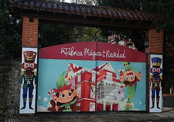 Entrada a la fábrica el año en que se instaló en Solares.