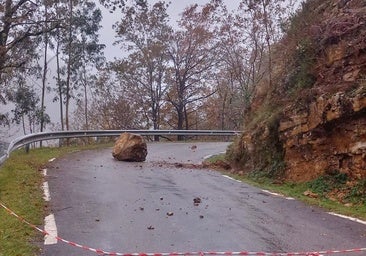 La piedra de grandes dimensiones en el medio de la carretera a Brenes.