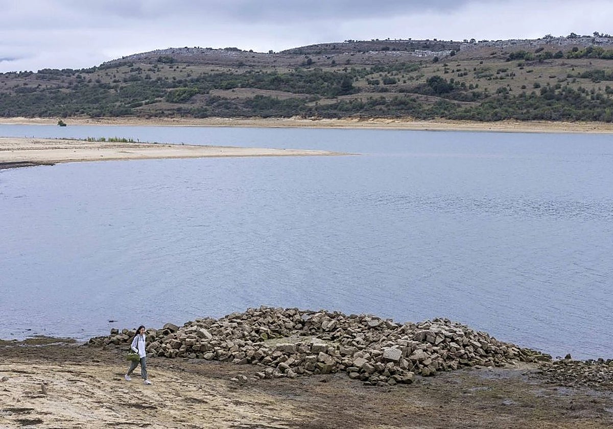 Campoo de Yuso se prepara para la época de sequía con una nueva cisterna de agua potable.
