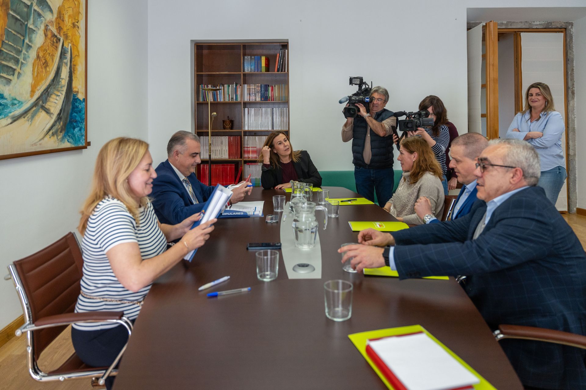Las comisiones del PRC y del PP, durante una reunión de seguimiento del pacto presupuestario el pasado mes de abril.