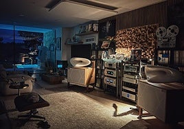 El salón es el corazón de la casa, donde la música no solo se escucha: se vive y se integra como parte de la decoración.