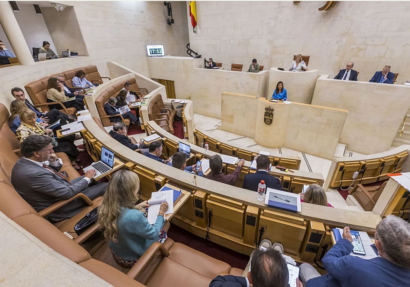 La consejera Begoña Gómez del Río interviene durante la aprobación de la Ley de Juventud, pactada con el PRC.