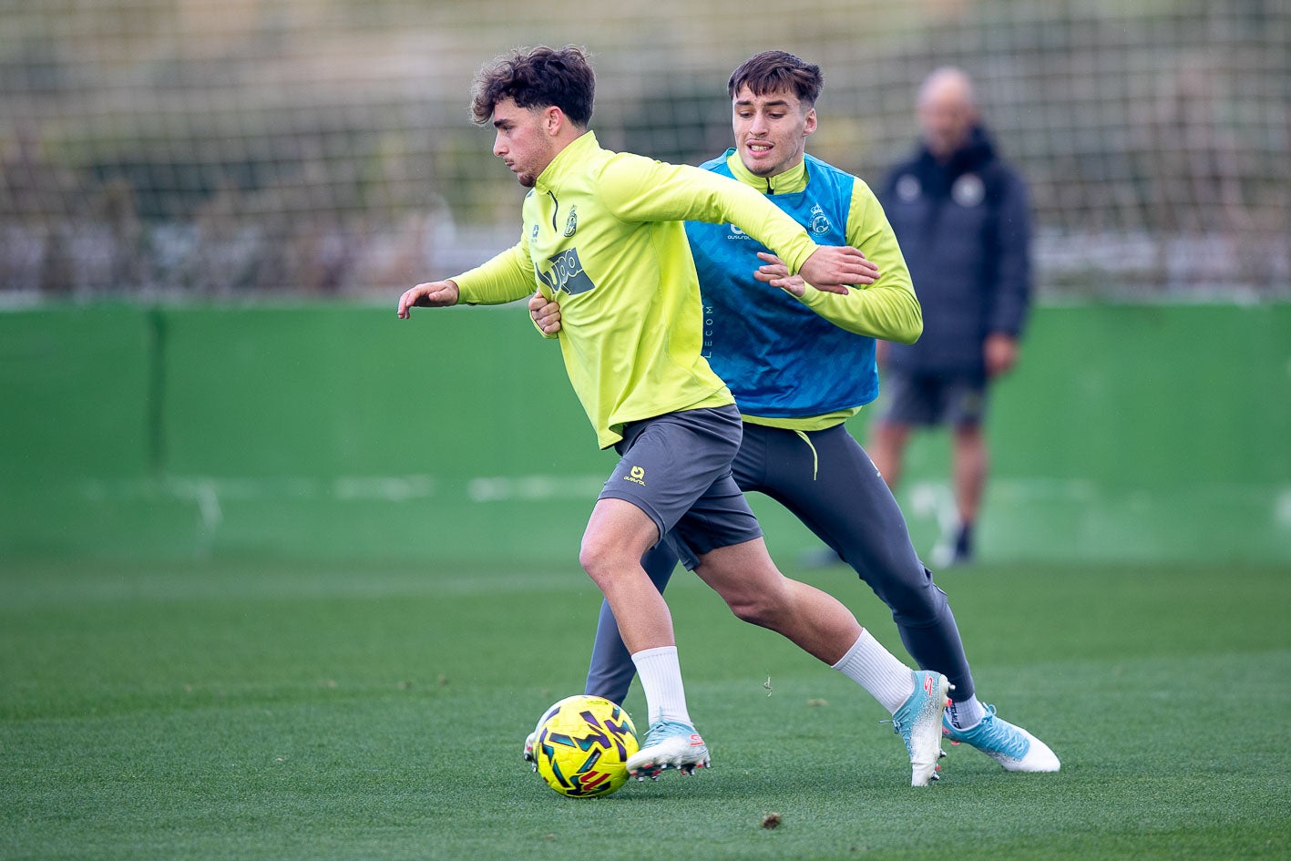 Jorge Salinas agarra a Yeray, que intenta regatear a su compañero. 