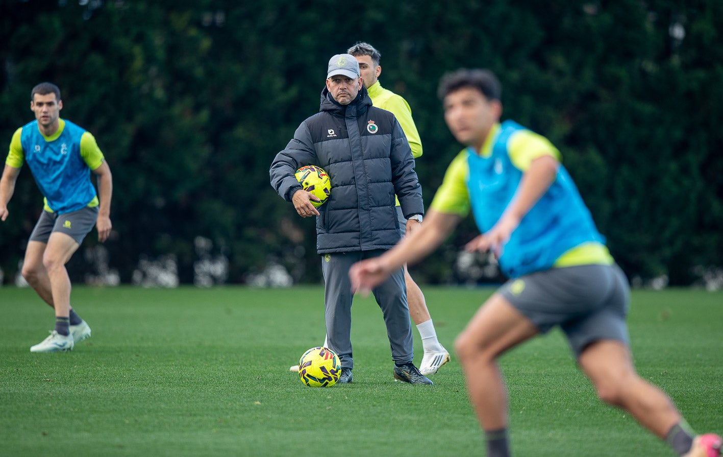 José Alberto sigue el trabajo de sus futbolistas. 