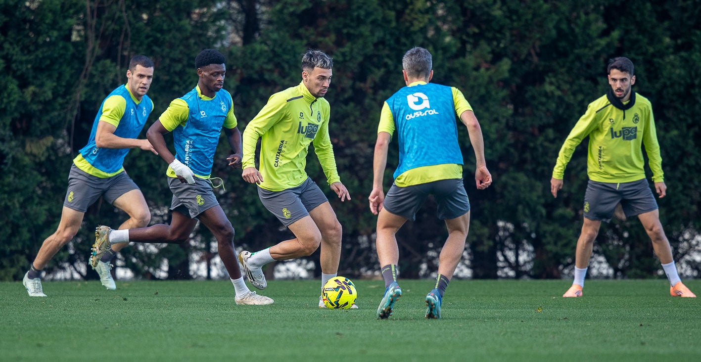 Íñigo Sainz-Maza trata de frenar el avance de Juan Carlos Arana. 