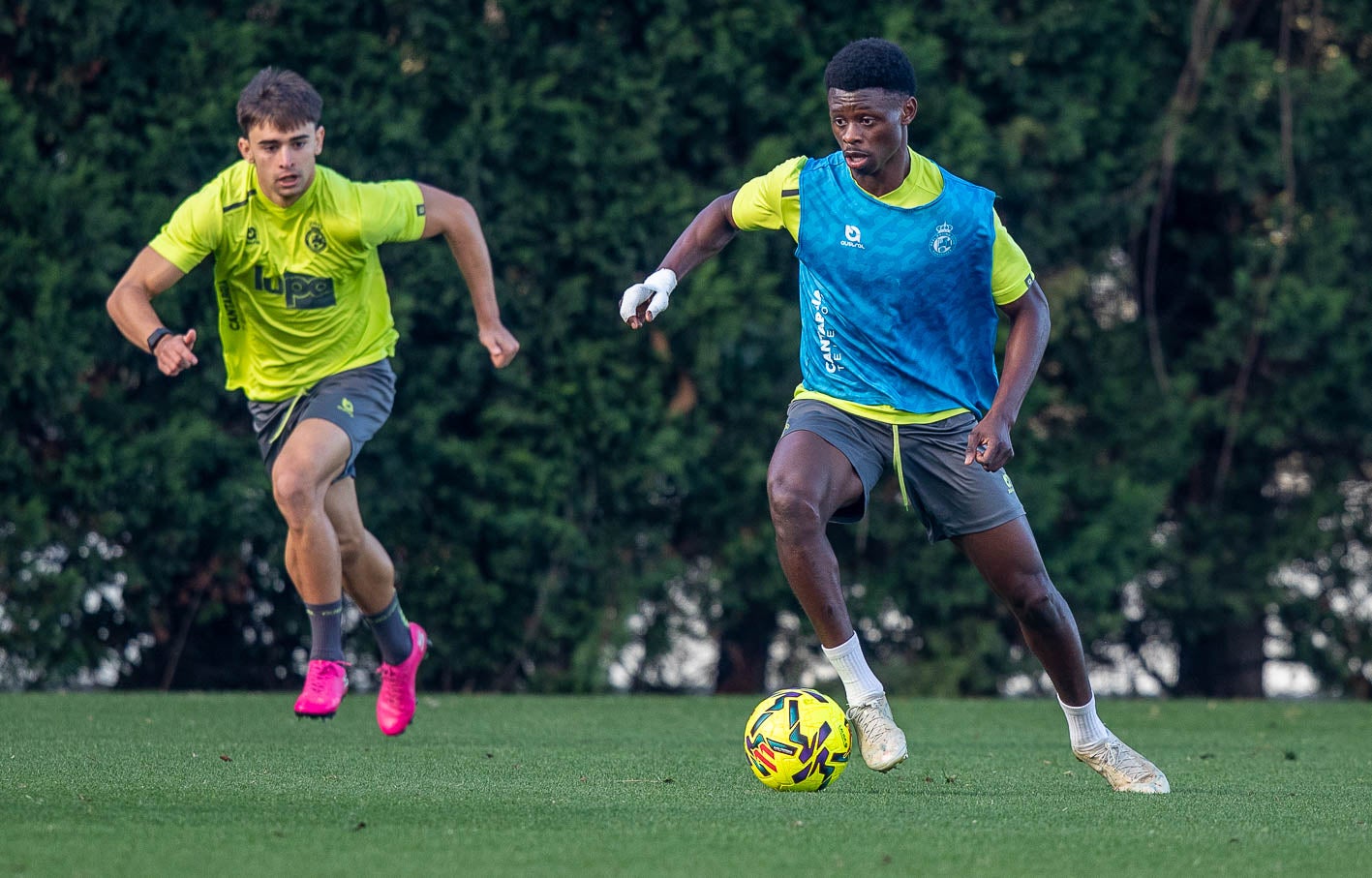 Suleiman Camara, perseguido por Mario García. 