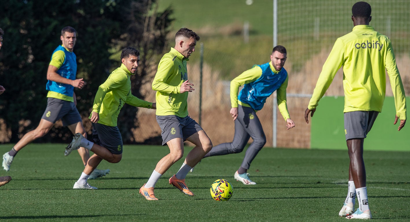 Íñigo Vicente avanza con el balón en un momento del partidillo. 