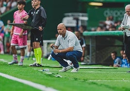 José Alberto, con polo blanco, pantalón vaquero y zapatillas blancas en el partido contra el Castellón.