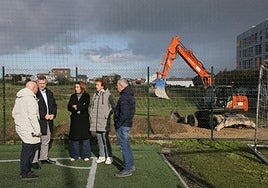 Inicio de las obras, con Manolo Higuera charlando con los responsables institucionales.