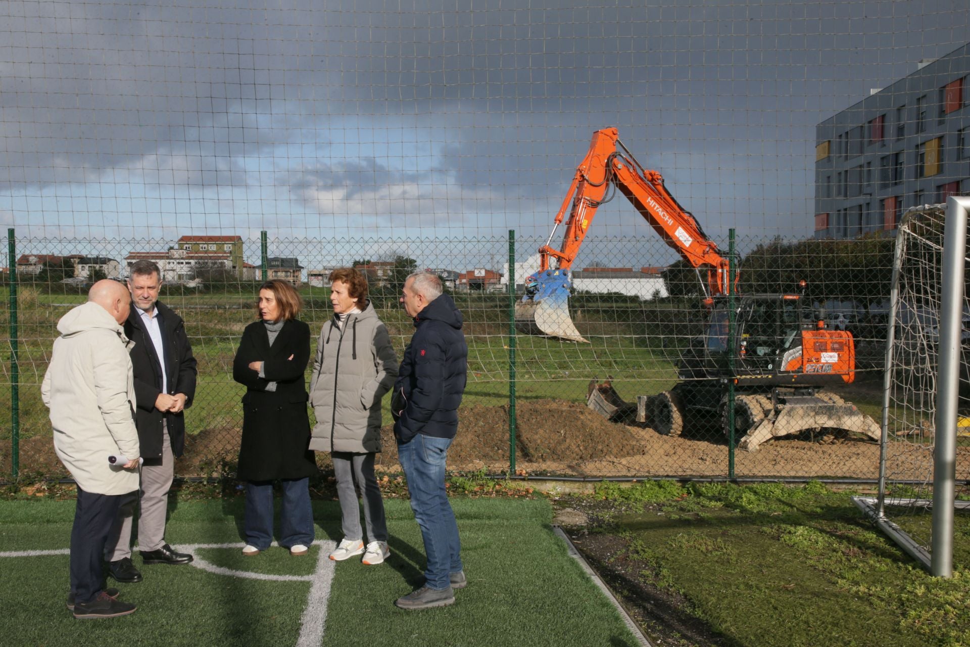 Inicio de las obras, con Manolo Higuera charlando con los responsables institucionales.