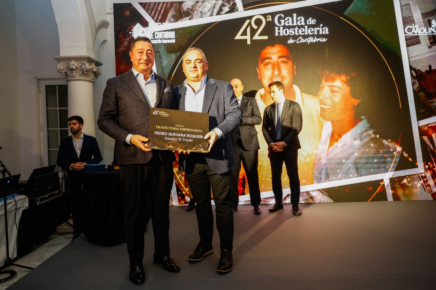 Miguel Diego entrega el premio de Trayectoria Empresarial a Pedro Guevara.