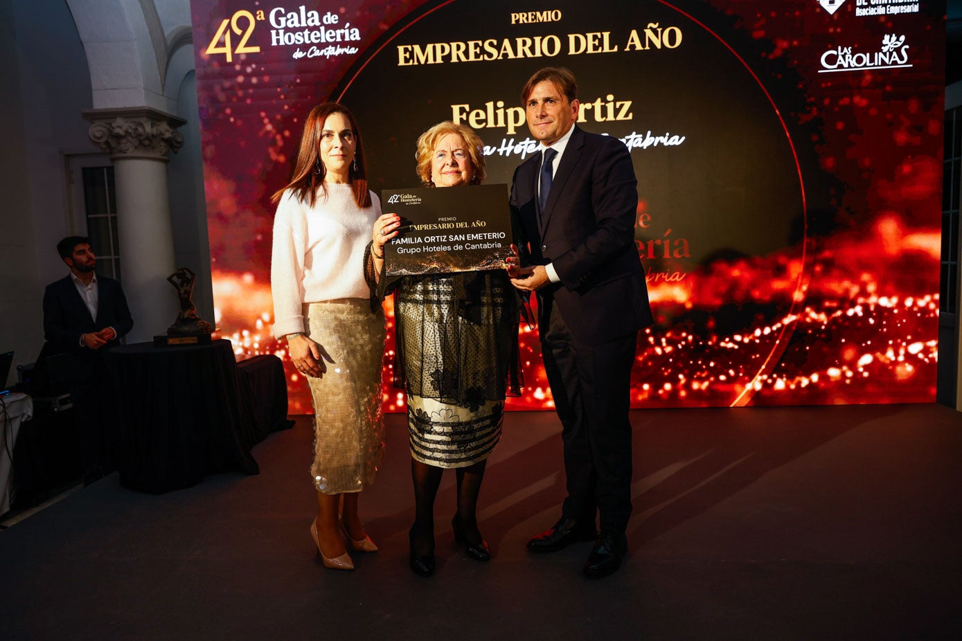 Maria Luisa San Emeterio y Felipe Ortíz San Emeterio reciben el premio Empresario del año de la mano de María Saiz.