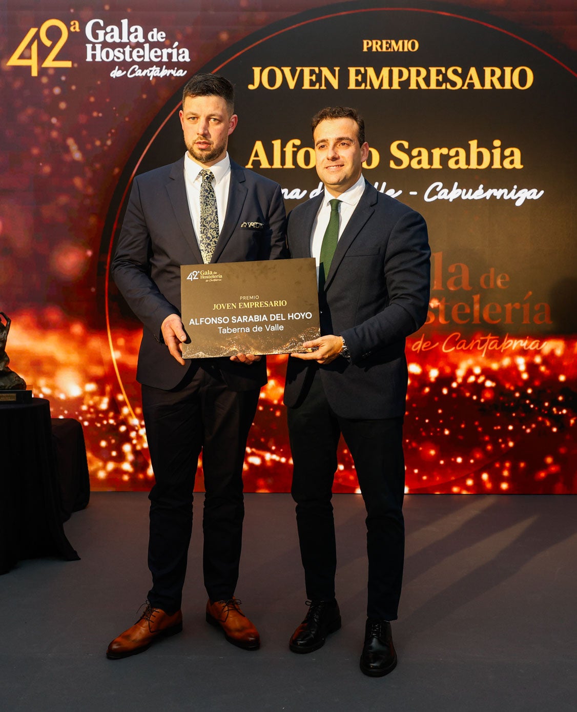Fran Arias entrega a Alfonso Sarabia del Hoyo el premio Joven Empresario.