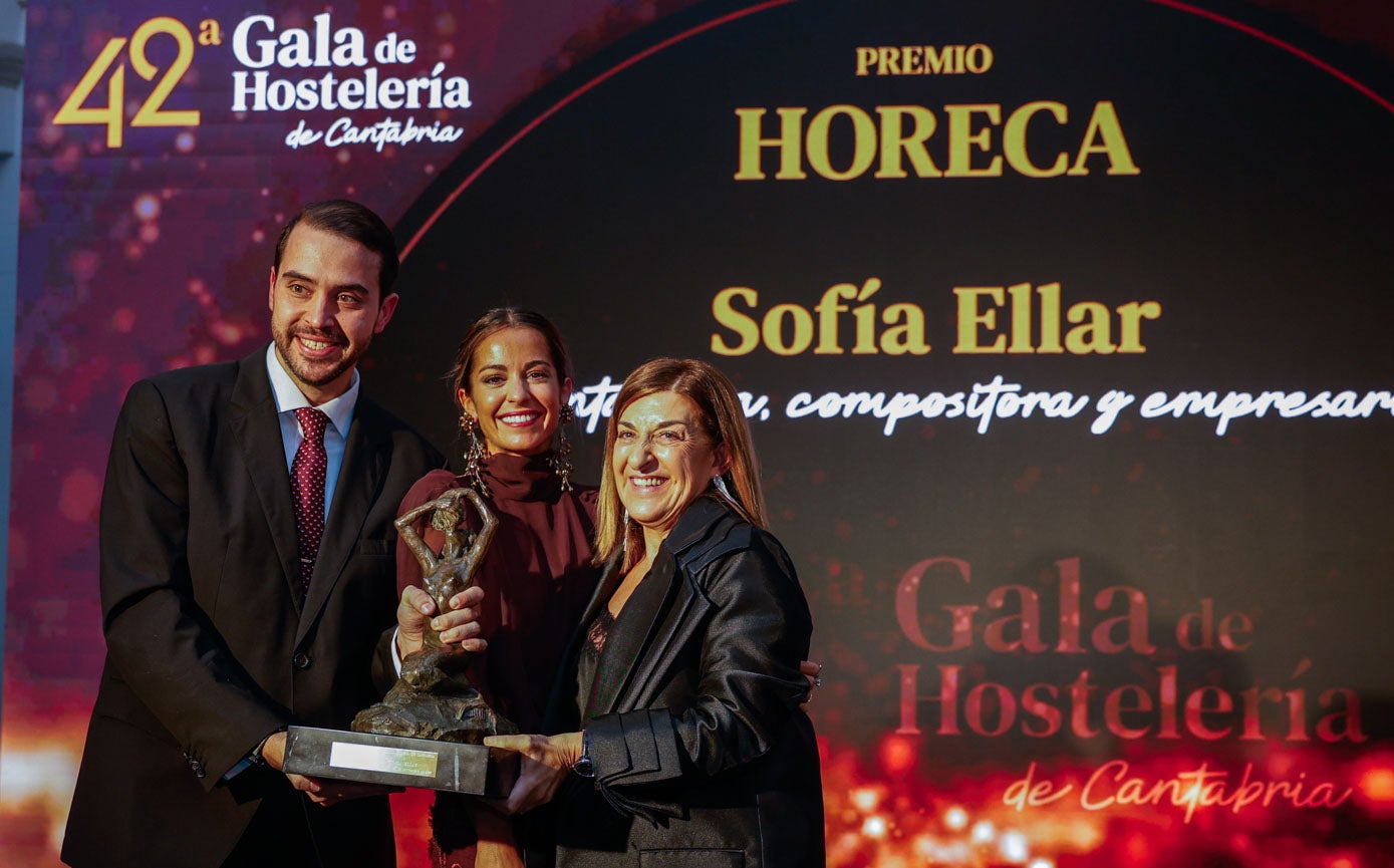 Eduardo Lamadrid y María José Sáenz de Buruaga le entregan el premio Horeca a Sofía Ellar.