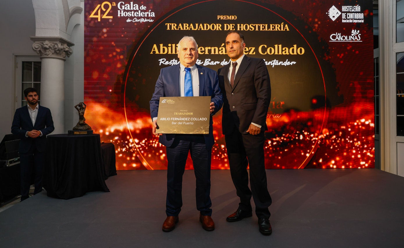 Abilio Fenández Collado recibe el premio Trabajador de la mano de Eneko Valle.