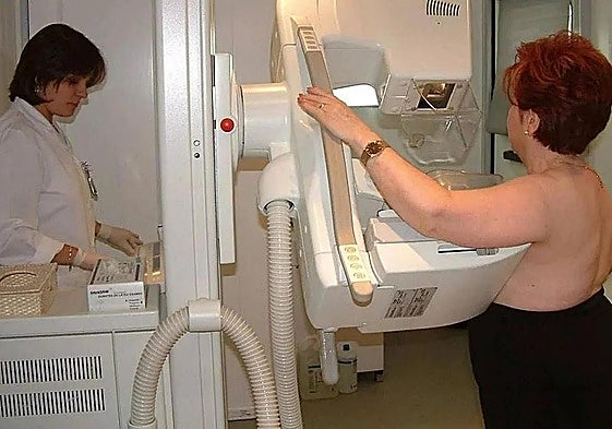 Una mujer se coloca en el mamógrafo para realizarse la prueba.