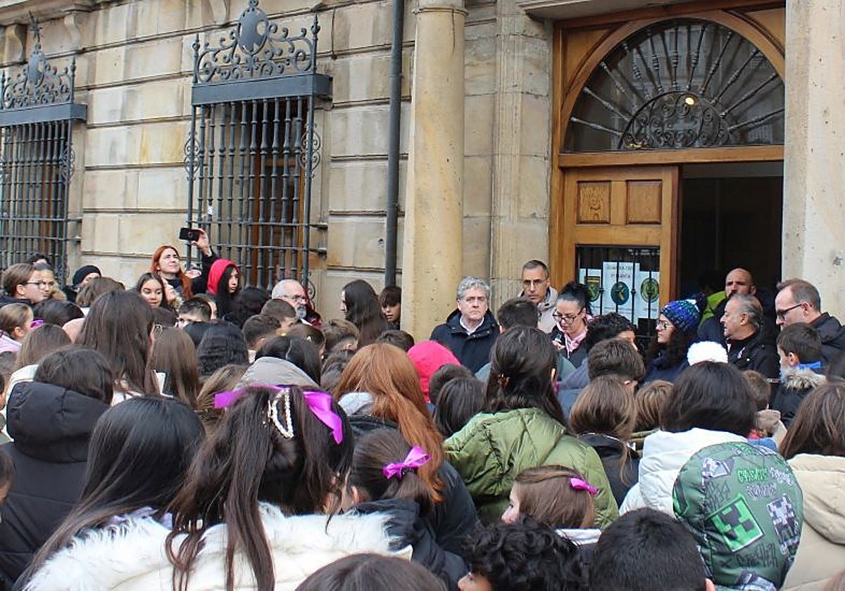 Concentración en La Casona de Reinosa.