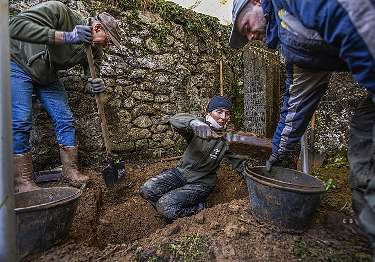 Científicos de Aranzadi trabajan desde ayer en la exhumación de los tres soldados.
