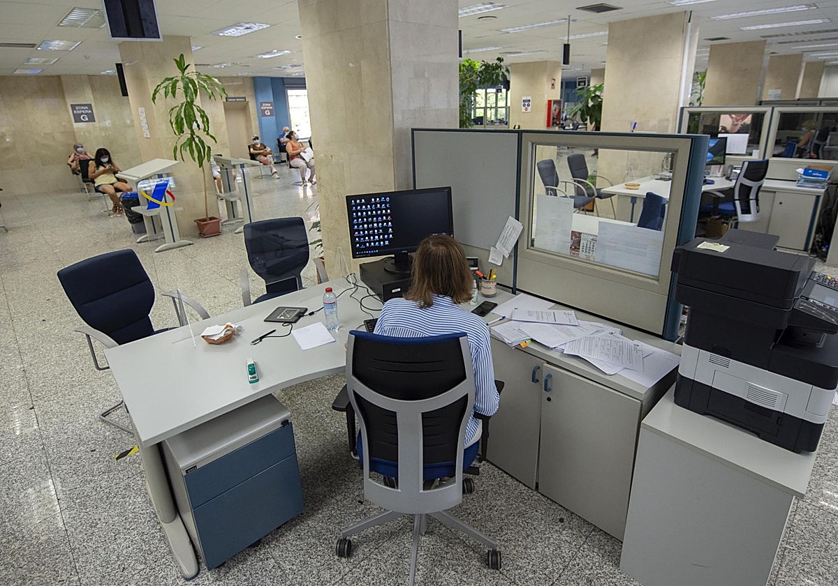 Una funcionaria en su puesto de trabajo.