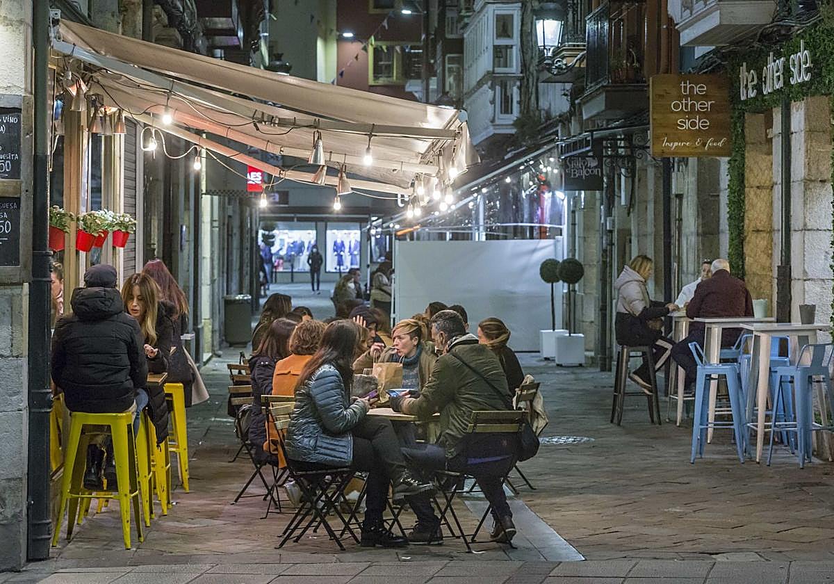 Las terrazas de la calle Arrabal, en Santander, llenas.
