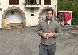 El alcalde de Tudanca, Mario González, ante la Casa Consistorial.