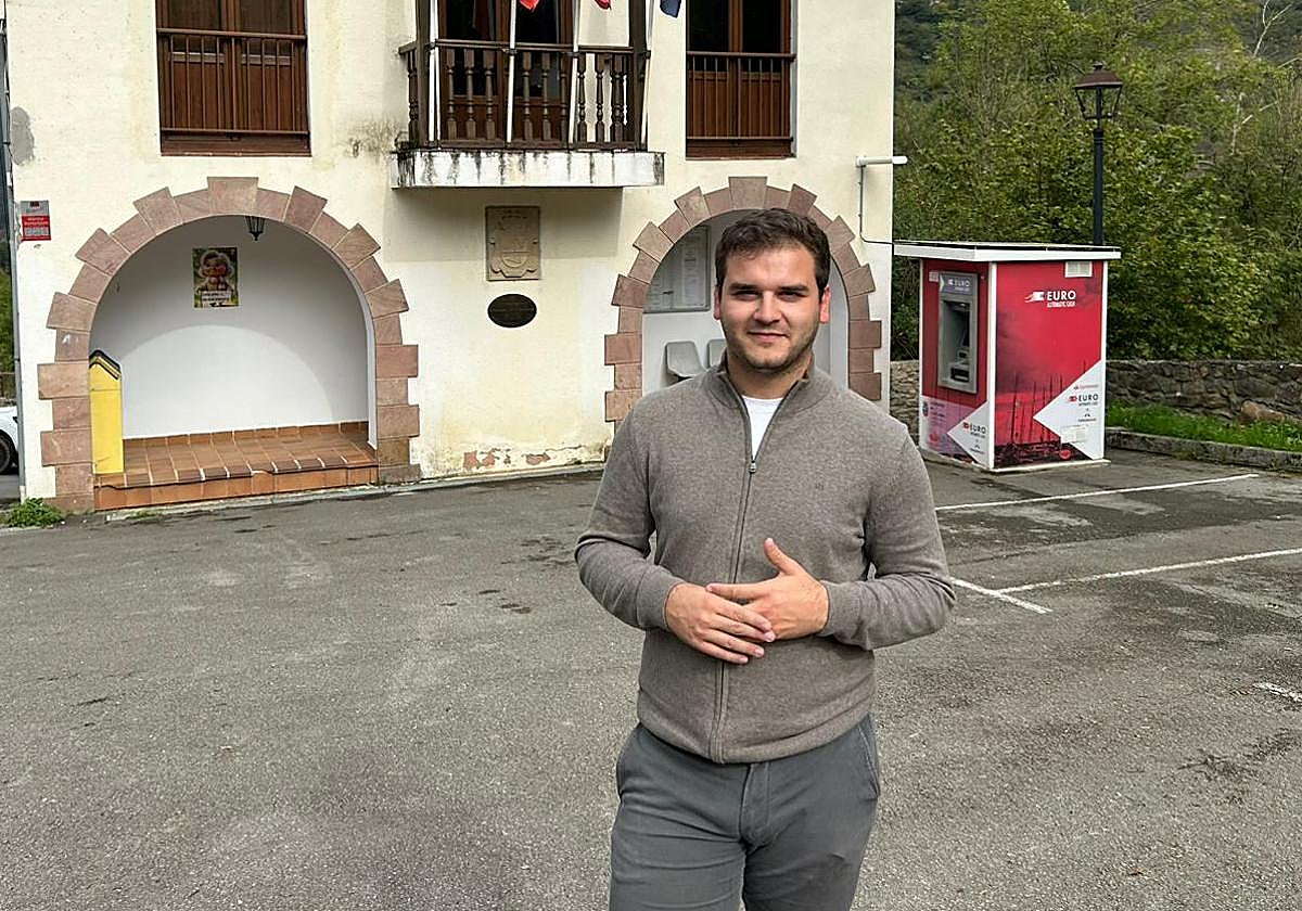 El alcalde de Tudanca, Mario González, ante la Casa Consistorial.