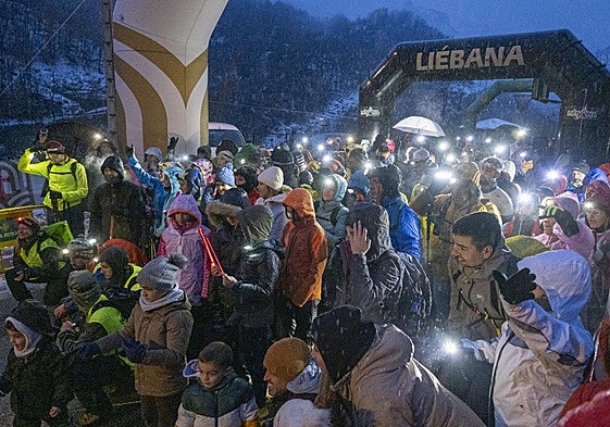 Los 'mochuelos' recorrieron el bosque cubierto de nieve.
