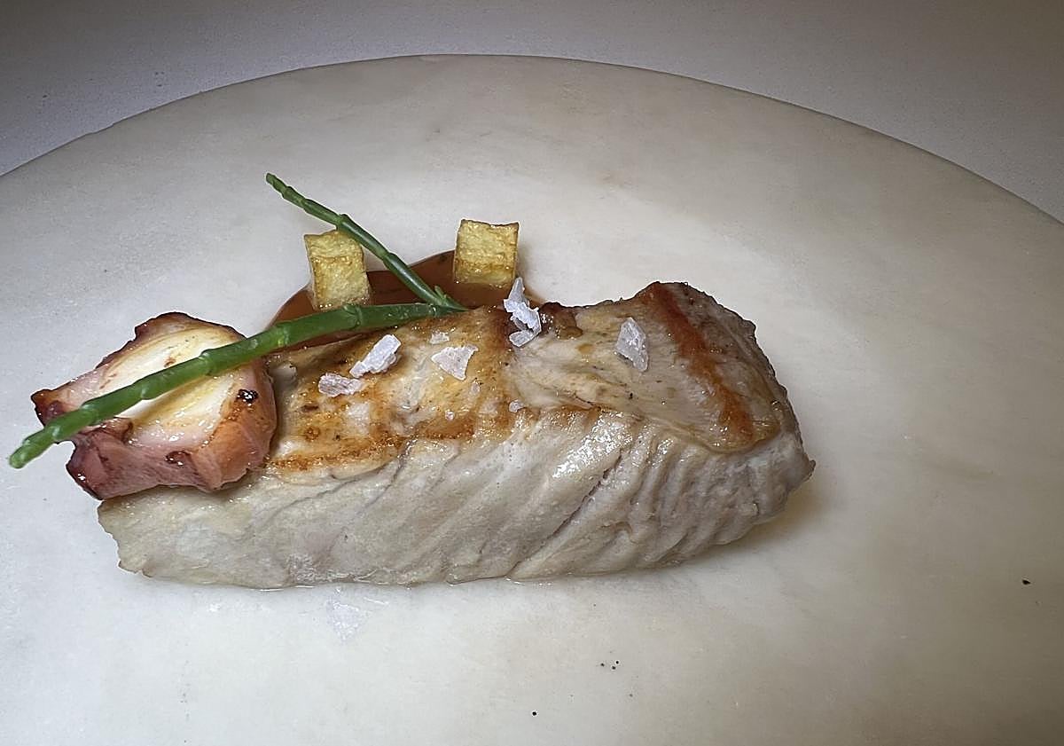 Imagen principal - En la imagen superior, ventresca de bonito y pulpo. A la izquierda, pochas con magano y langostino. Y, a la derecha, queso, pan y miel