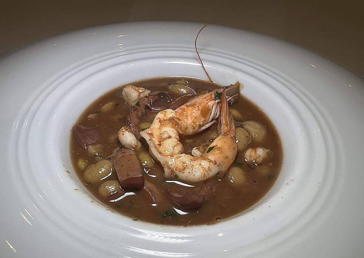 Imagen secundaria 1 - En la imagen superior, ventresca de bonito y pulpo. A la izquierda, pochas con magano y langostino. Y, a la derecha, queso, pan y miel