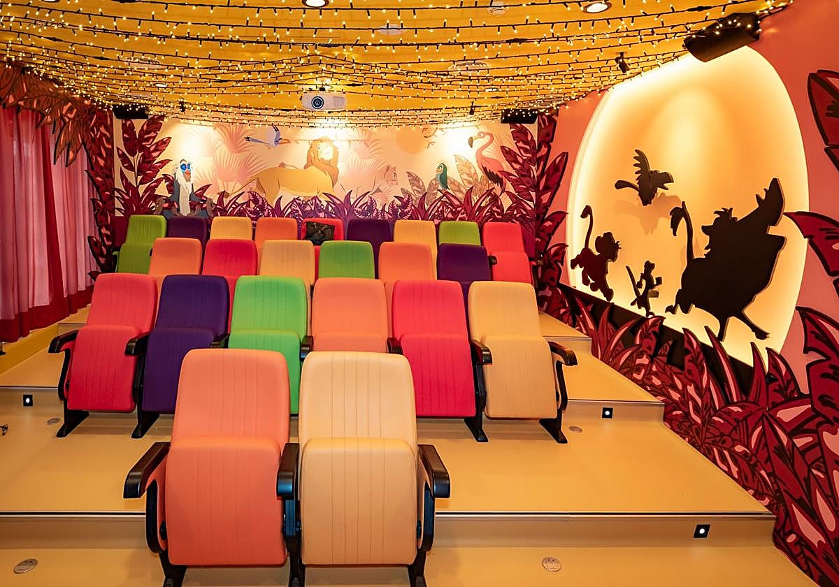El espacio cuenta con 23 butacas y está ambientado en la película de 'El Rey León'.